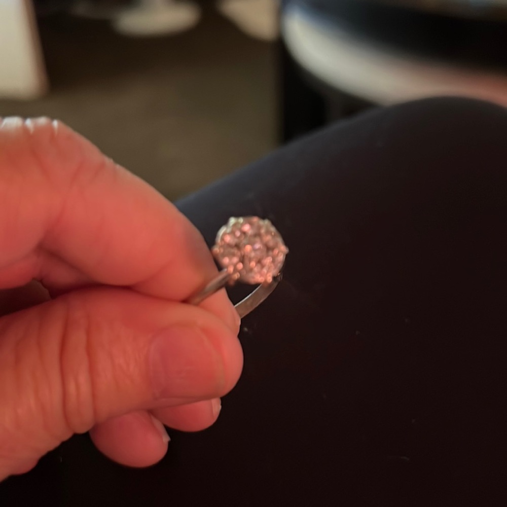 14 karat white gold diamond ring that is self adjusting